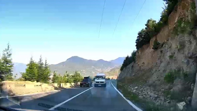 Yolcu minibüsünün hatalı sollaması kamerada