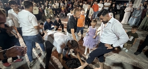 Damat ve sağdıcı kara kazan üzerinde oynattılar