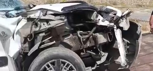 Yüksekova'da kamyonet tıra çarptı: 1 yaralı