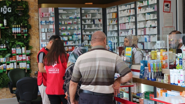 İhtiyaç sahiplerine eczane ve gıda desteği