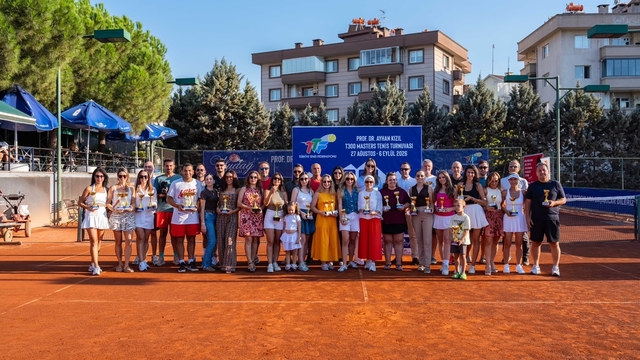 Bursa'da raketler Prof. Dr. Ayhan Kızıl anısına sallandı
T300 Masters Tenis Turnuvası şampiyonları kupalarına kavuştu