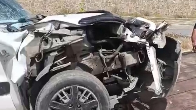 Yüksekova'da kamyonet tıra çarptı: 1 yaralı