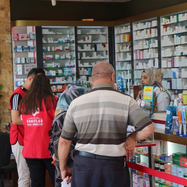 İhtiyaç sahiplerine eczane ve gıda desteği