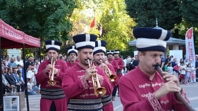 Yunanlılar tarafından 3 kez yakılan 'Yanık Şehir' Bilecik kurtuluşu kutlandı
Belediye Başkanı Melek Mızrak Subaşı;
"Bu topraklar teslim olmayı değil; mücadele etmeyi, umutsuzluğu değil; umudu, ayrılığı değil; birlik olmayı miras bırakmıştır"