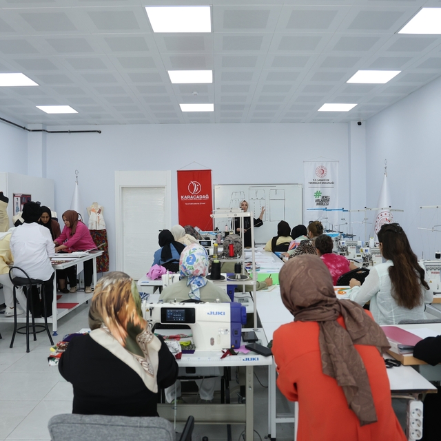Meslekleri farklı hedefleri aynı: Diyarbakırlı kadınlar moda dünyasına hazı...