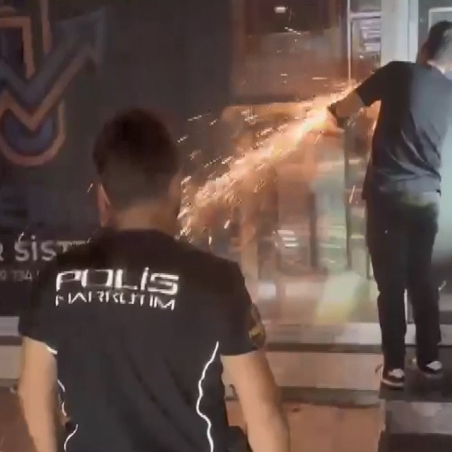 Kapı kilidi kesilerek içeri girildi, 2 milyon 296 bin adet uyuşturucu hap e...