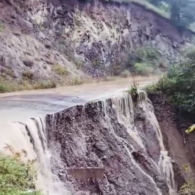 Posof'ta aşırı yağış sonrası sel meydana geldi, yol çöktü
Sağanak yağış köy...