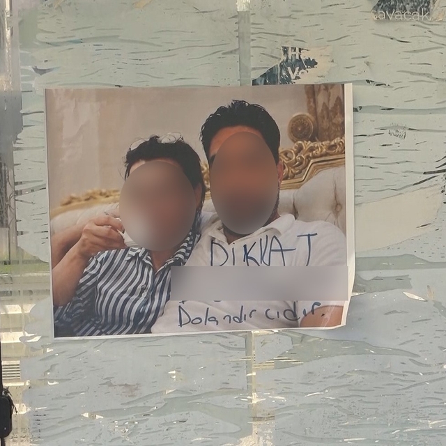 Otobüs durağına asılan "Dikkat, dolandırıcıdır" yazılı fotoğraf karesi göre...