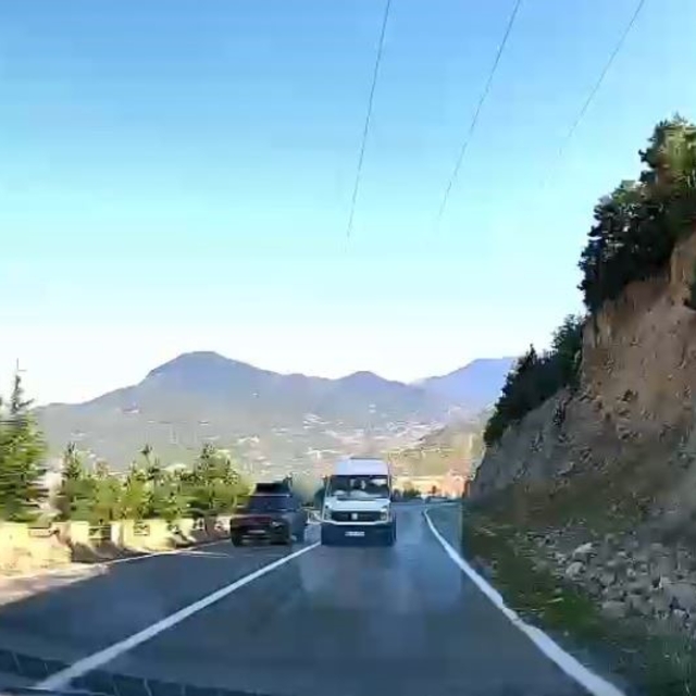 Yolcu minibüsünün hatalı sollaması kamerada