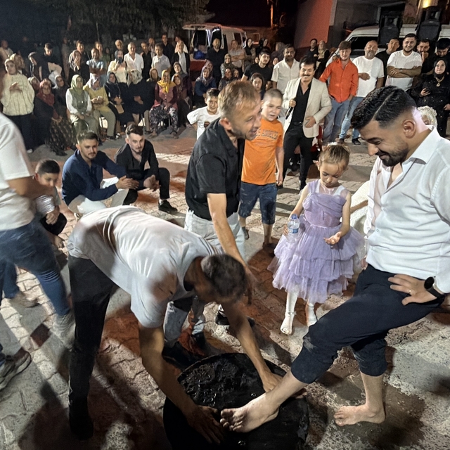 Damat ve sağdıcı kara kazan üzerinde oynattılar