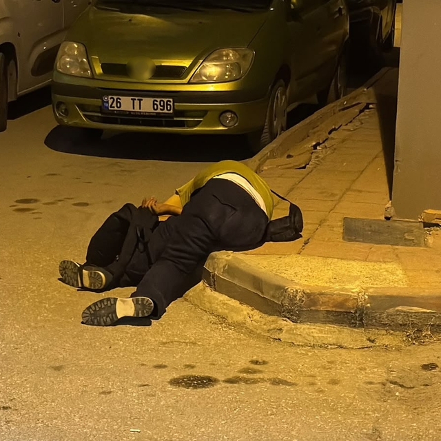 Alkollü şahıs kaldırımda sızdı, telefonundaki müzik çalmaya devam etti
