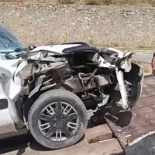 Yüksekova'da kamyonet tıra çarptı: 1 yaralı