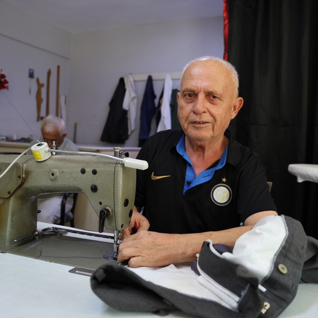 Emekliliğe alışmayınca 70 yaşından sonra dükkan açıp eski mesleğine geri dö...