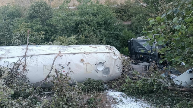 Bolu'da tır devrildi: 1 ölü, 1 yaralı