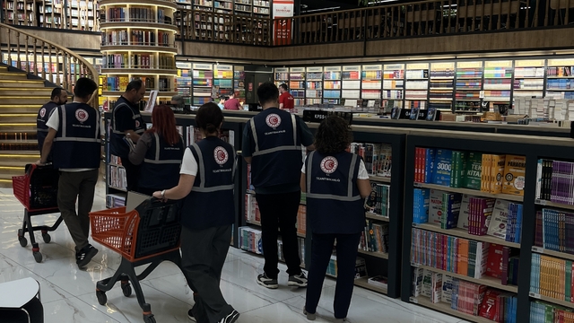Bursa'da 8 ayda 1,4 milyon ürün denetlendi, 42 milyon lira ceza kesildi
Bursa'da fırsatçı 600 işletme bakanlığa bildirildi
Bursa'da kırtasiye ürünlerindeki fahiş fiyata 1,8 milyon liraya kadar ceza