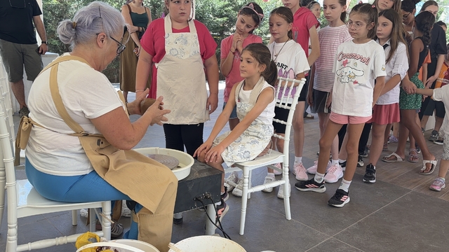Minik eller çömlekçi tornasında toprağa şekil verdi