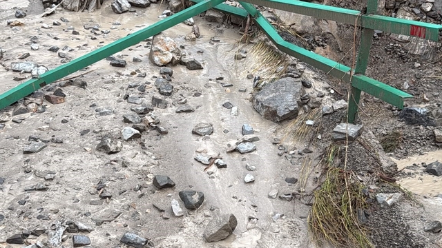 Erzurum Uzundere'de aşırı yağış sel getirdi