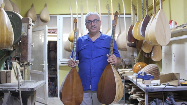 Dededen toruna uzanan müzik mirasını bağlamayla yaşatıyor