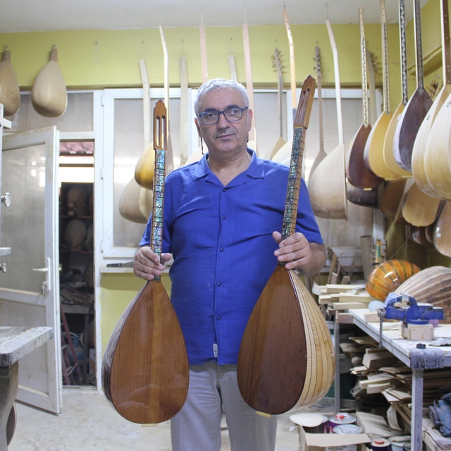 Dededen toruna uzanan müzik mirasını bağlamayla yaşatıyor