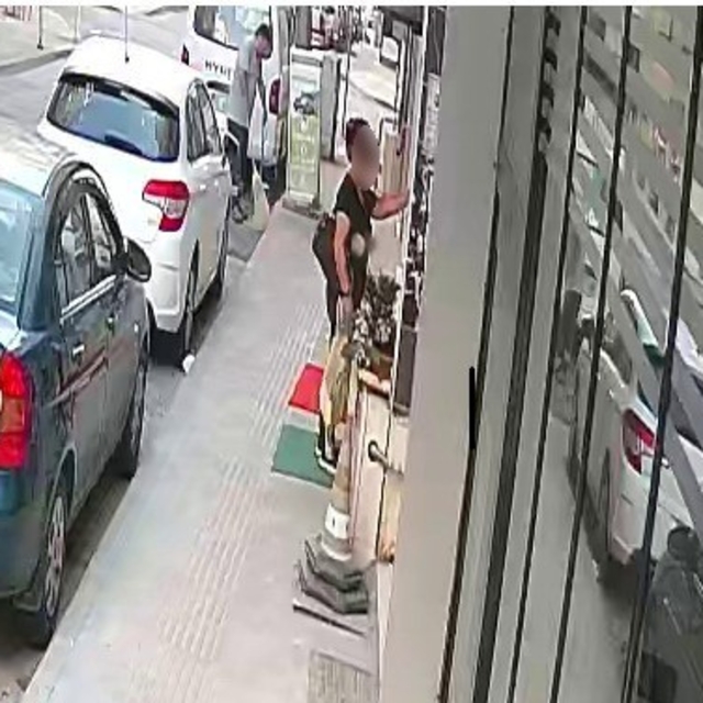Pastırma hırsızlığı kamerada: Fırın kapısındaki poşeti alıp kayıplara karış...