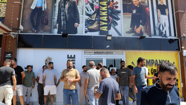 Antalya'da kar vaadiyle milyarlık dolandırıcılık iddiası
Ev, dükkan ve araçlarını iki kat kar amacıyla sattılar, alacaklarını istemeye gidince neye uğradığını şaşırdılar
Alacak için verilen çeklerin karşılıksız, satış yaptıkları kişinin dükkanının da kapalı olduğunu görünce ikinci kez yıkıldılar
300'e yakın vatandaş, satışı yaptıkları kişiden alacağı toplamda 1 milyar lirayı geçkin ödemeyi alamadığı iddiasıyla şikayetçi oldu