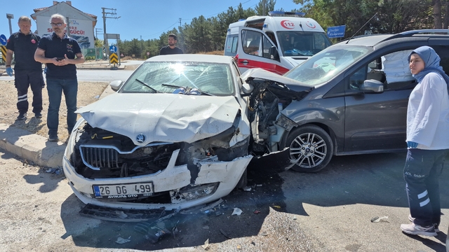 Eskişehir'de hafif ticari araç ile otomobil çarpıştı: 3'ü çocuk 7 yaralı