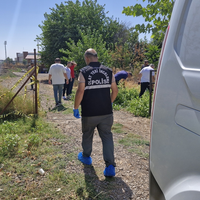 Otomobille takip eden husumetlisi tarafından tabancayla vurularak öldürüldü