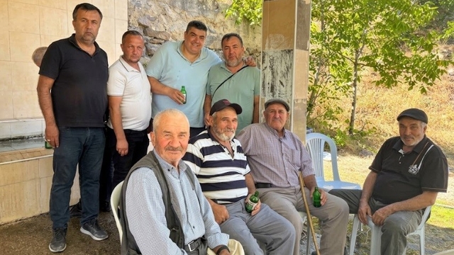Sülye Şehitler Mahallesi'nde birlik ve beraberlik hayrı geleneği
Hem köy halkı hem de çevre il ve ilçelerden gelen vatandaşları bir araya geldi
Kur'an-ı Kerim ve mevlit okunarak dualar edildi, kurulan çadırda davetlilere ikramlarda bulunuldu