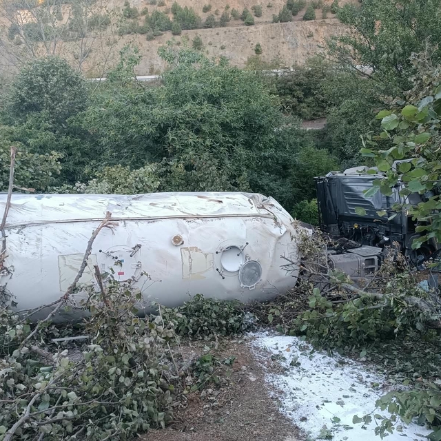 Bolu'da tır devrildi: 1 ölü, 1 yaralı