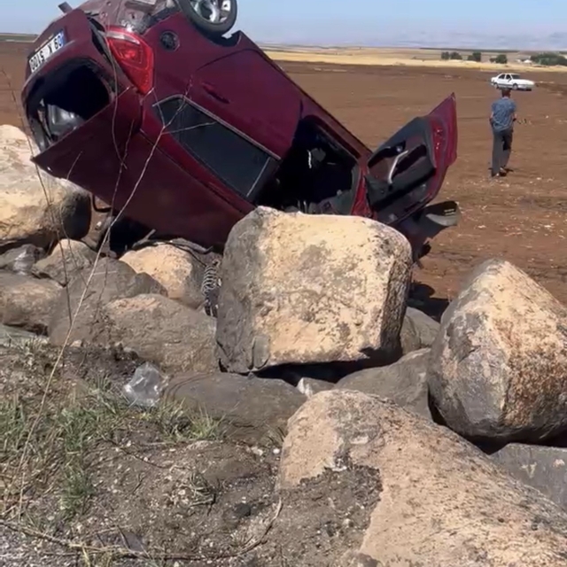Siverek'te lastiği patlayan otomobil şarampole devrildi: 1 yaralı