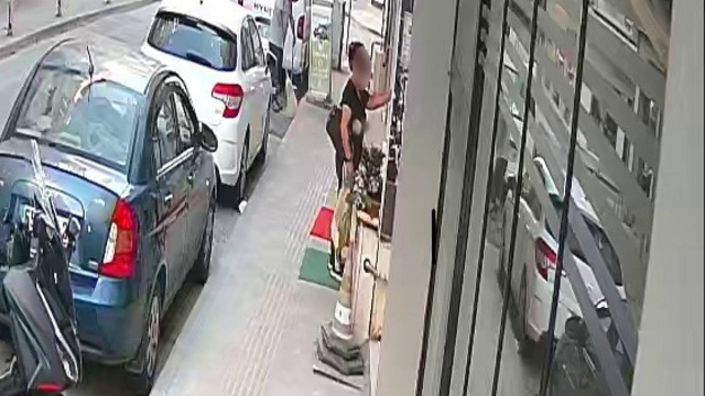 Pastırma hırsızlığı kamerada: Fırın kapısındaki poşeti alıp kayıplara karıştı