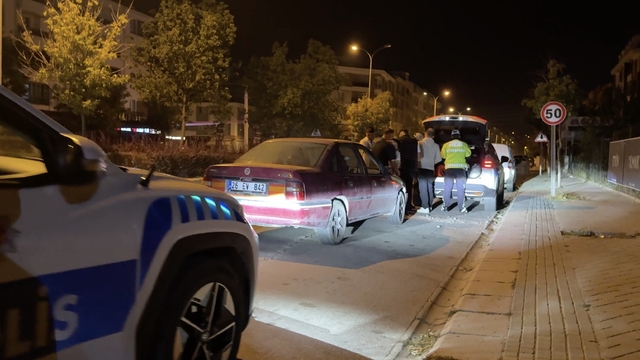 Eskişehir'de alkollü sürücü denetime takıldı, 25 bin TL ceza kesildi
1.10 promil alkollü çıkan sürücünün aracı trafikten menedildi