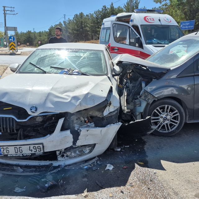 Eskişehir'de hafif ticari araç ile otomobil çarpıştı: 3'ü çocuk 7 yaralı