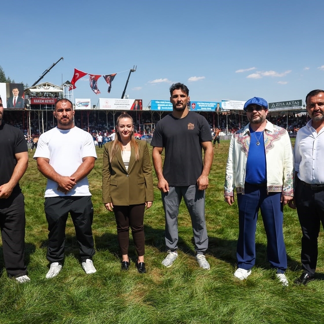 Türk'ün ilk er meydanı Elmalı'da dostluk kazandı
Başkan Vekili Özdemir ve b...