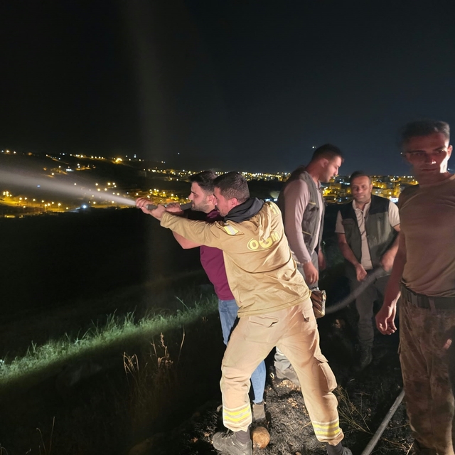 İdil'de alevlerle saatlerce mücadele: Yangın köy evlerine ulaşmadan söndürü...