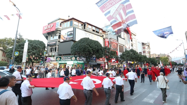 İnegöl'de 6 Eylül coşkusu caddelere taştı