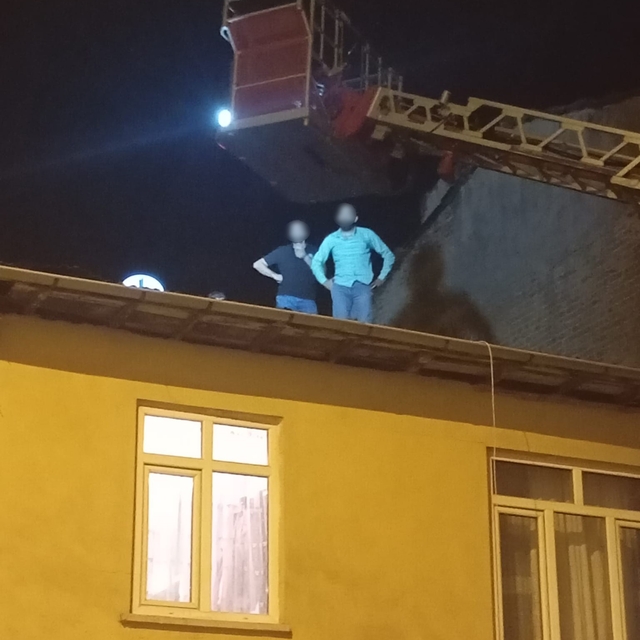 İtfaiye aracının merdiveniyle çatıya çıkan polisler, cinayet zanlısını kısk...