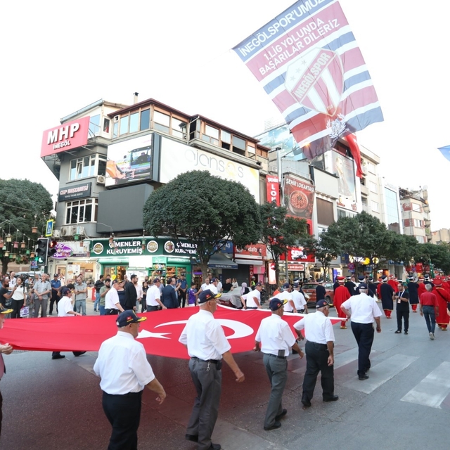 İnegöl'de 6 Eylül coşkusu caddelere taştı