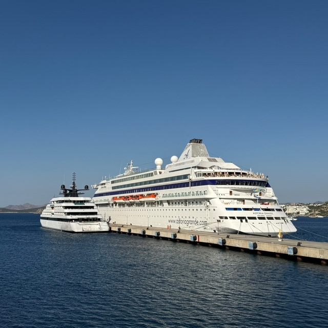 Bodrum'u iki yolcu gemisi ziyaret etti