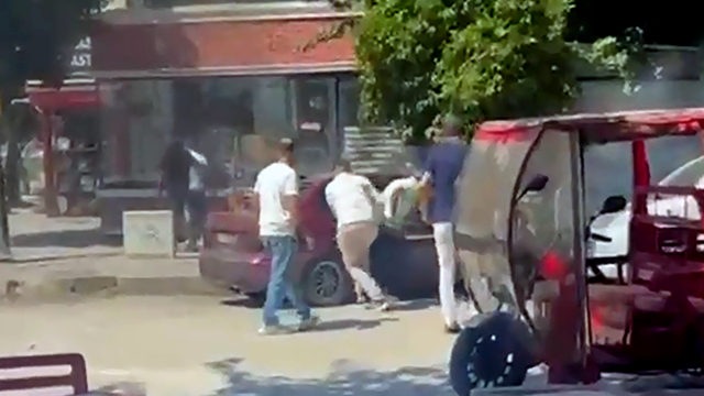 Husumetlilerini darbedip, otomobiline sopayla zarar verdiler