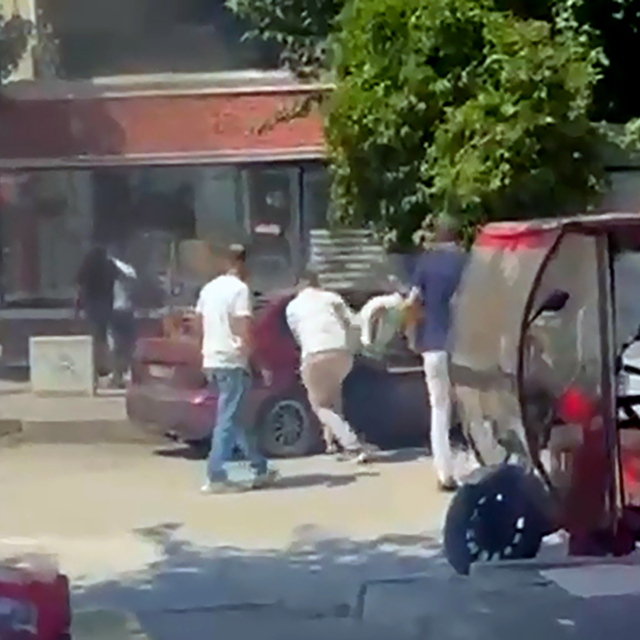 Husumetlilerini darbedip, otomobiline sopayla zarar verdiler