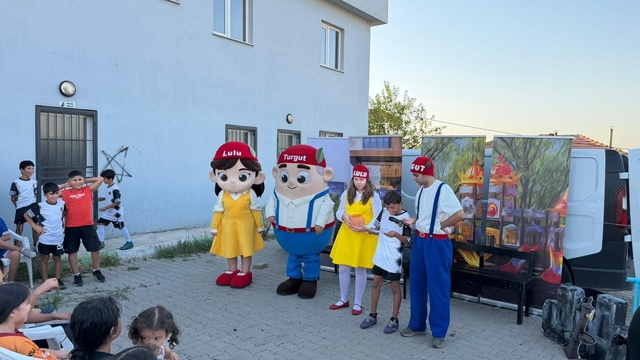 'Turgut ve Lulu' Sokak Tiyatrosu ile çocuklarla buluştu