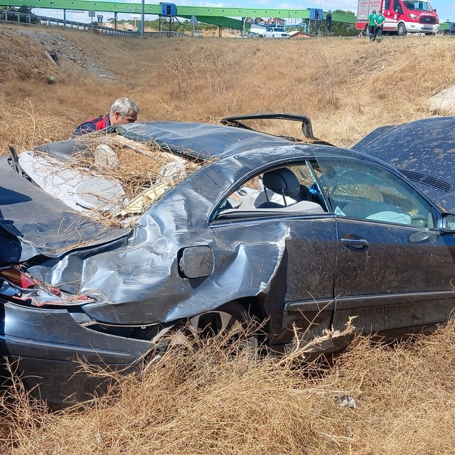 Şarampole uçan otomobilin sürücüsü yaralandı