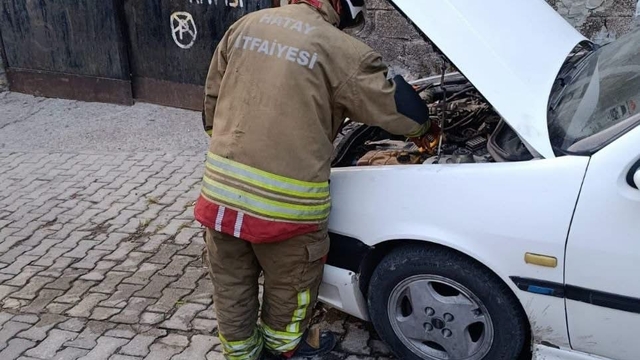 İskenderun'da otomobilde yangın çıktı
