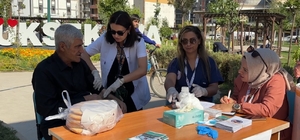 Yüksekova'da parkta sağlık molası: Vatandaşlar tansiyon ve şeker ölçümü içi...