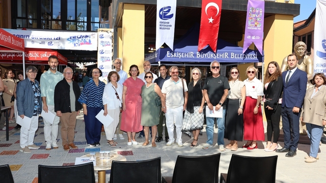 "4. Eskişehir Fırçanın Sırdaki İzi Sempozyumu" başladı
Seramik Sanatı Eğitimi ve Değişimi Derneği (SSEDD) Başkanı Zehra Çobanlı:
"Haftaya sanatın güzel enerjisiyle başladık"
Eskişehir Büyükşehir Belediye Başkanı Ayşe Ünlüce:
"Eskişehir için seramik sanatının çok özel ve önemli bir yeri var"