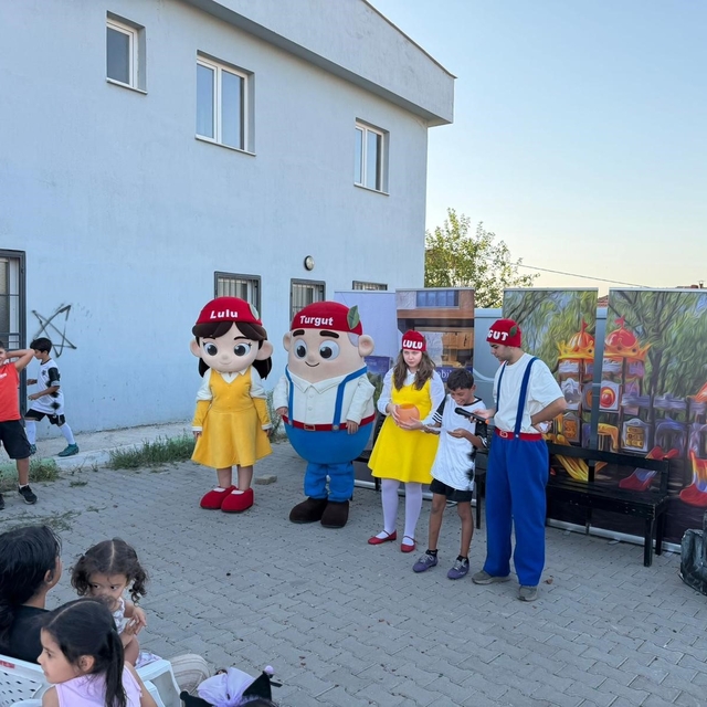 'Turgut ve Lulu' Sokak Tiyatrosu ile çocuklarla buluştu