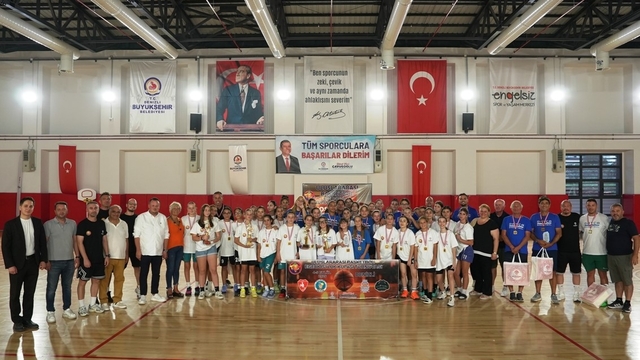 Denizli Büyükşehir ev sahipliğinde Ege'nin iki yakası buluştu
Uluslararası Ege Dostluk Basketbol Turnuvası'nda centilmenlik kazandı