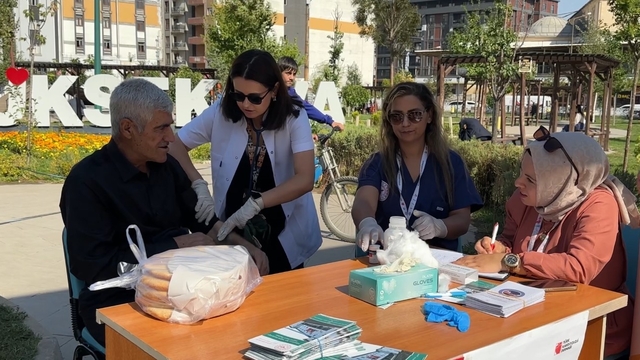 Yüksekova'da parkta sağlık molası: Vatandaşlar tansiyon ve şeker ölçümü için akın etti