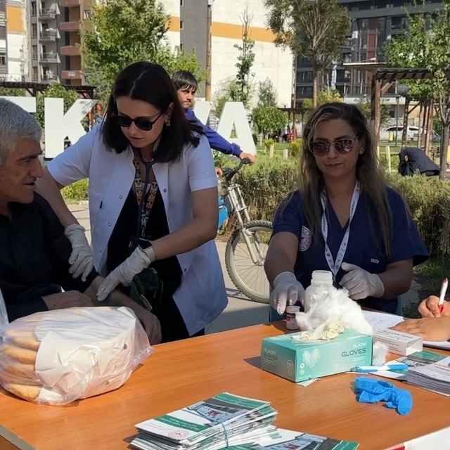 Yüksekova'da parkta sağlık molası: Vatandaşlar tansiyon ve şeker ölçümü içi...